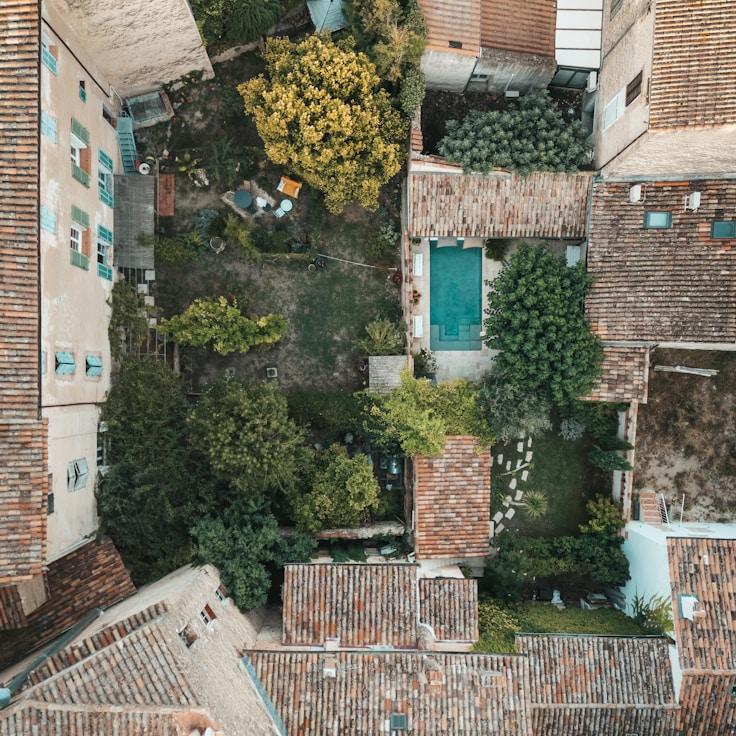 Outdoor terrace seating suitable for families in Lyon